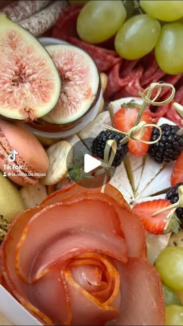Фудбокс от Reina de Tapas — это идеальное решение для пикника, вечеринки или любого другого соб...