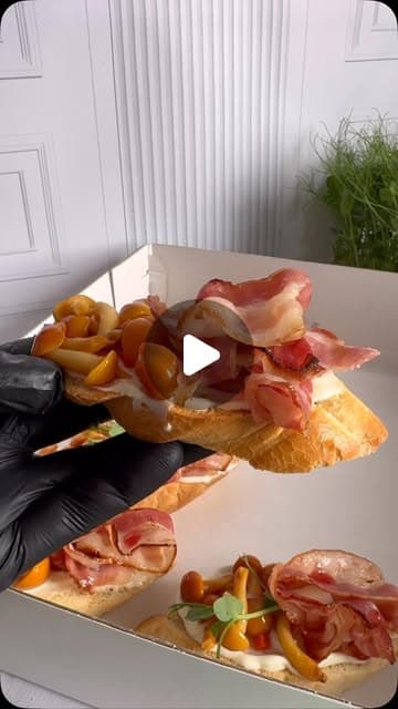 Bruschettas con setas y tocino crujiente — cuando se antoja algo simple pero impactante.