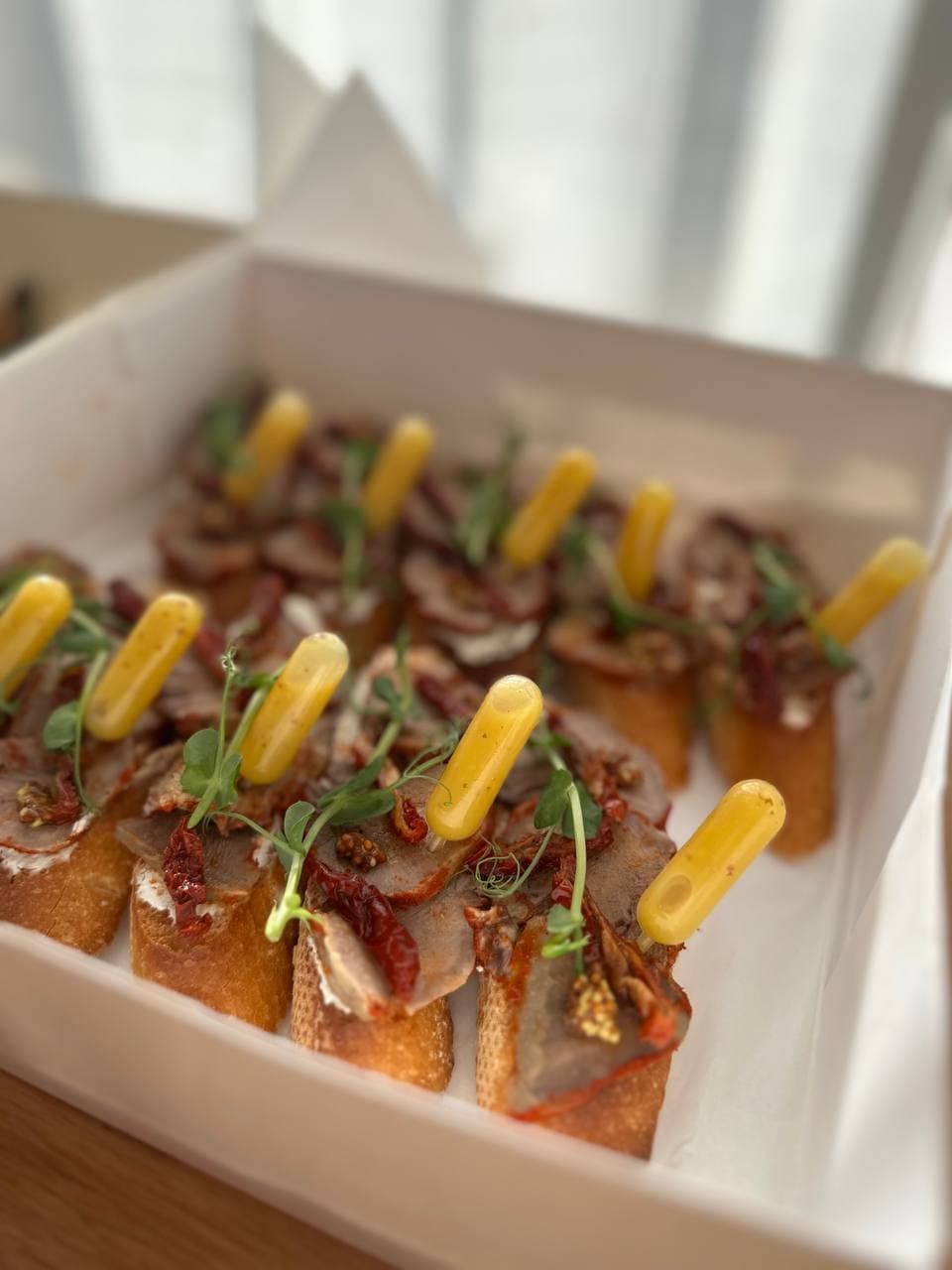 Box Bruschetta with Tongue and Sun-dried Tomatoes — Gourmet tapas catering delivery in Alicante | Reina de Tapas