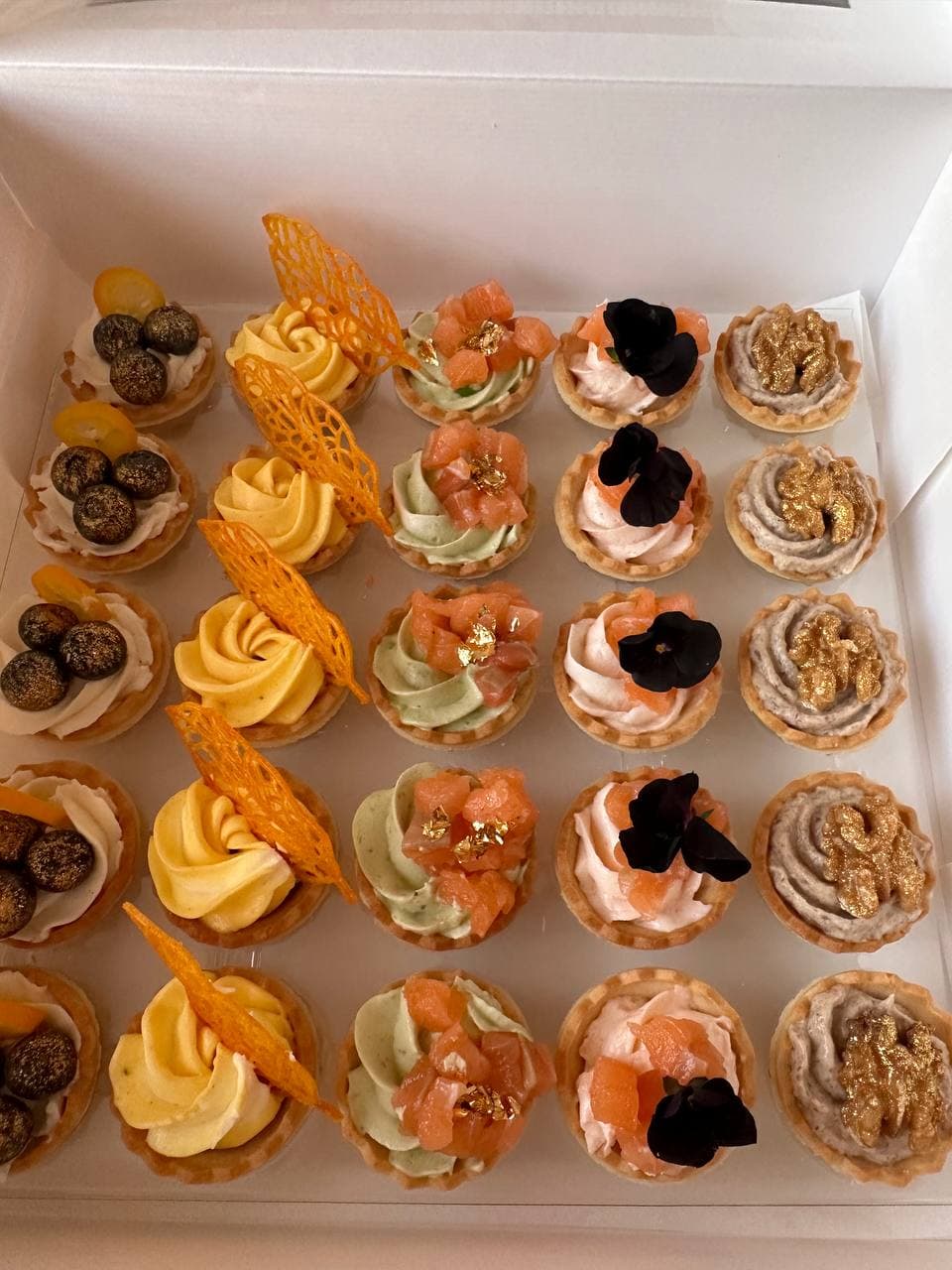 Box Gourmet Standard (with mushroom mousse and salmon 25 tartlets) — Gourmet tapas catering delivery in Alicante | Reina de T
