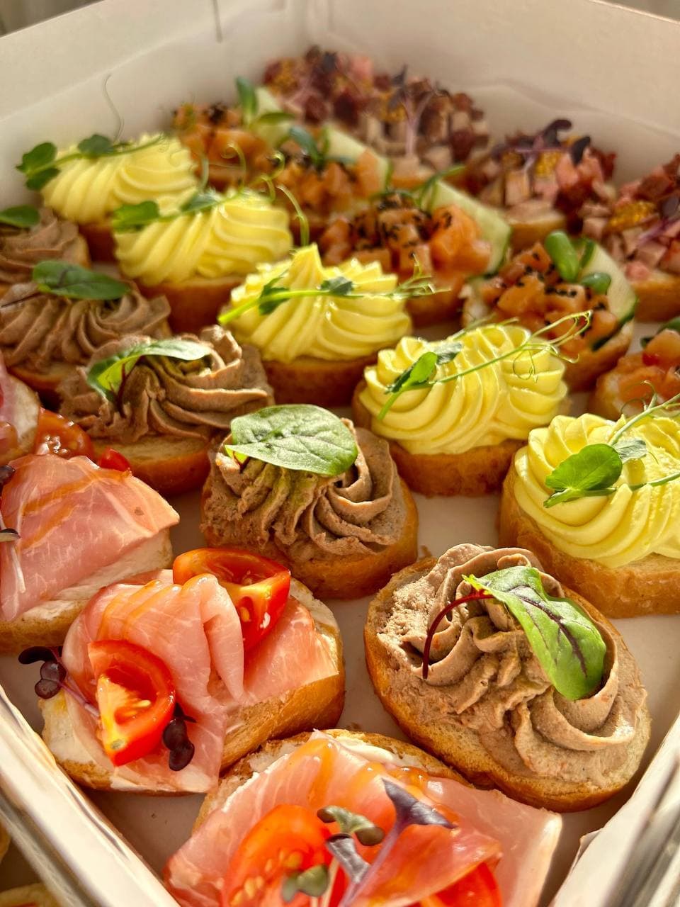 Box Crostini — Gourmet tapas catering delivery in Alicante | Reina de Tapas