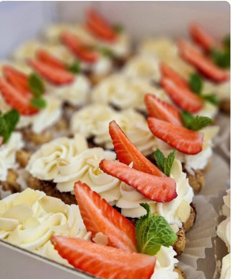 Box Tiramisú with Seasonal Berries — Gourmet tapas catering delivery in Alicante | Reina de Tapas