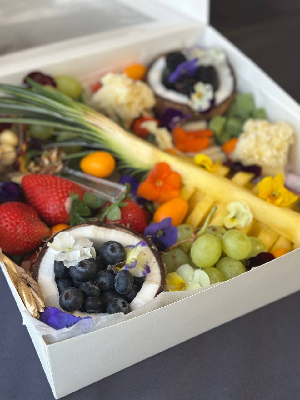 Box Tropical Paradise — Gourmet tapas catering delivery in Alicante | Reina de Tapas