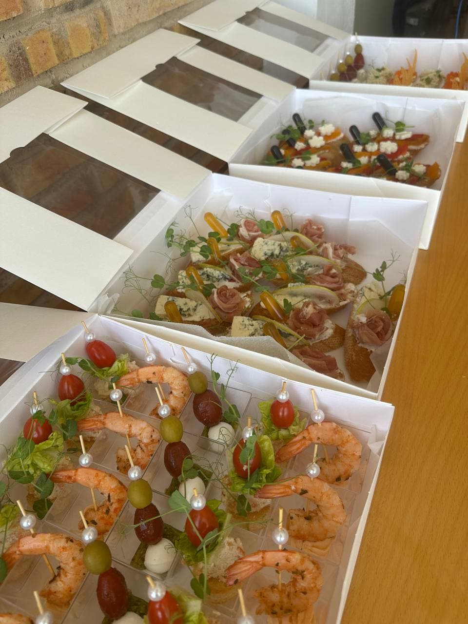 Business & Beauty Box (four boxes, 70 snacks) (foto 4) — Gourmet tapas catering delivery in Alicante | Reina de Tapas