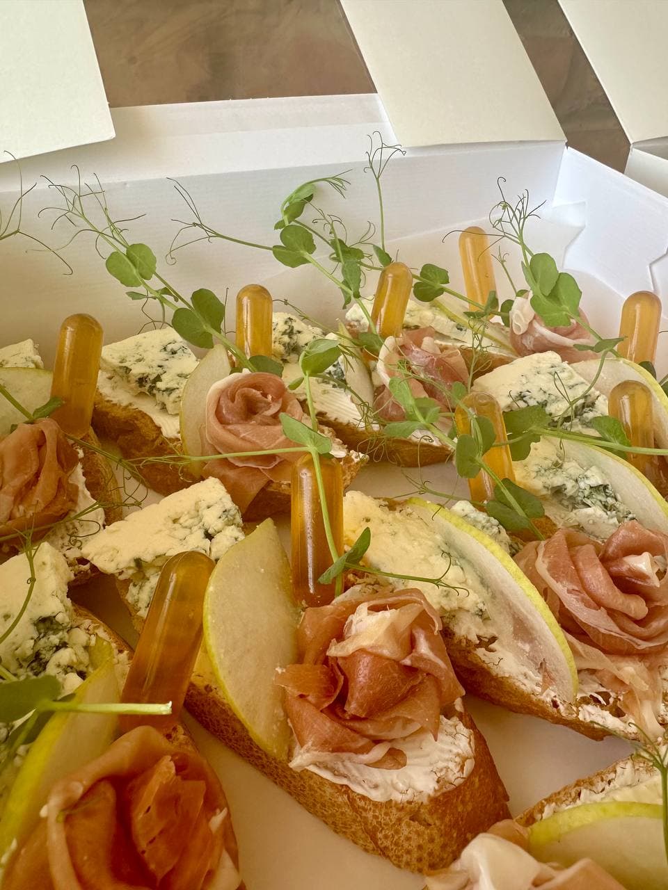 Business & Beauty Box (four boxes, 70 snacks) (foto 7) — Gourmet tapas catering delivery in Alicante | Reina de Tapas