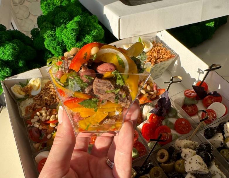 Box Around the World (foto 2) — Gourmet tapas catering delivery in Alicante | Reina de Tapas