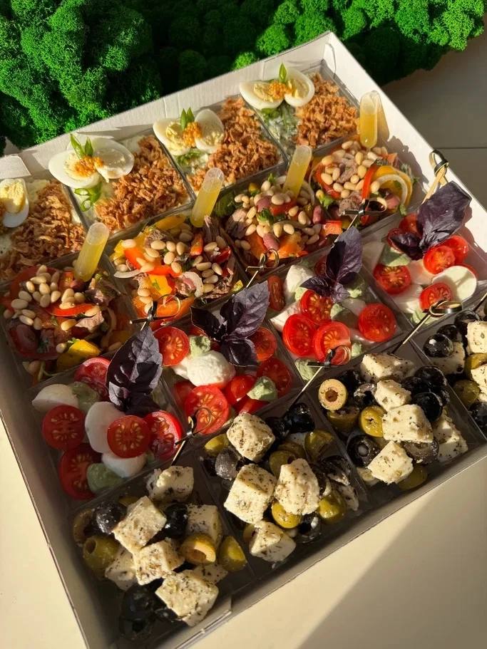 Box Around the World — Gourmet tapas catering delivery in Alicante | Reina de Tapas