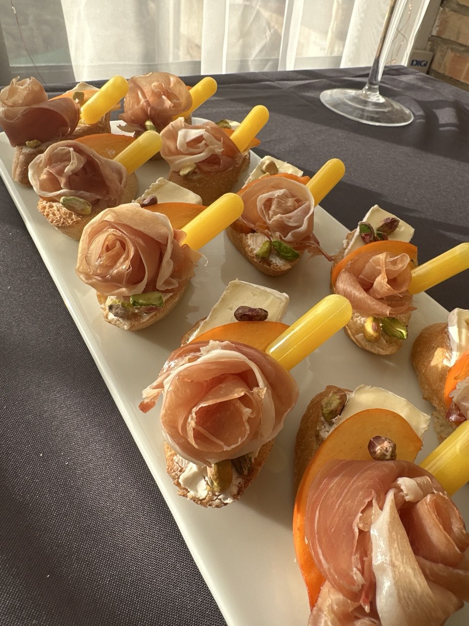 Box Bruschetta with Jamon, Brie, and Seasonal Fruit — Gourmet tapas catering delivery in Alicante | Reina de Tapas