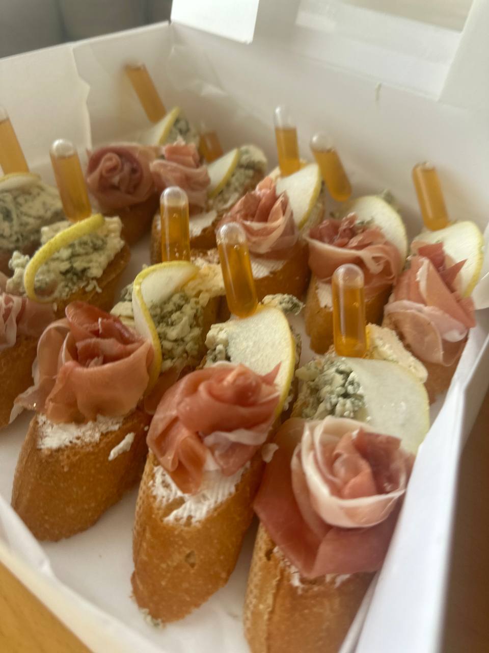 Box Bruschetta with Jamon, Pear, and Dorblu — Gourmet tapas catering delivery in Alicante | Reina de Tapas