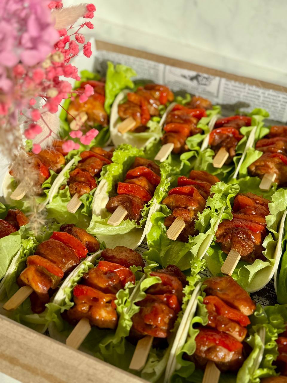 Box Chicken Skewers — Gourmet tapas catering delivery in Alicante | Reina de Tapas