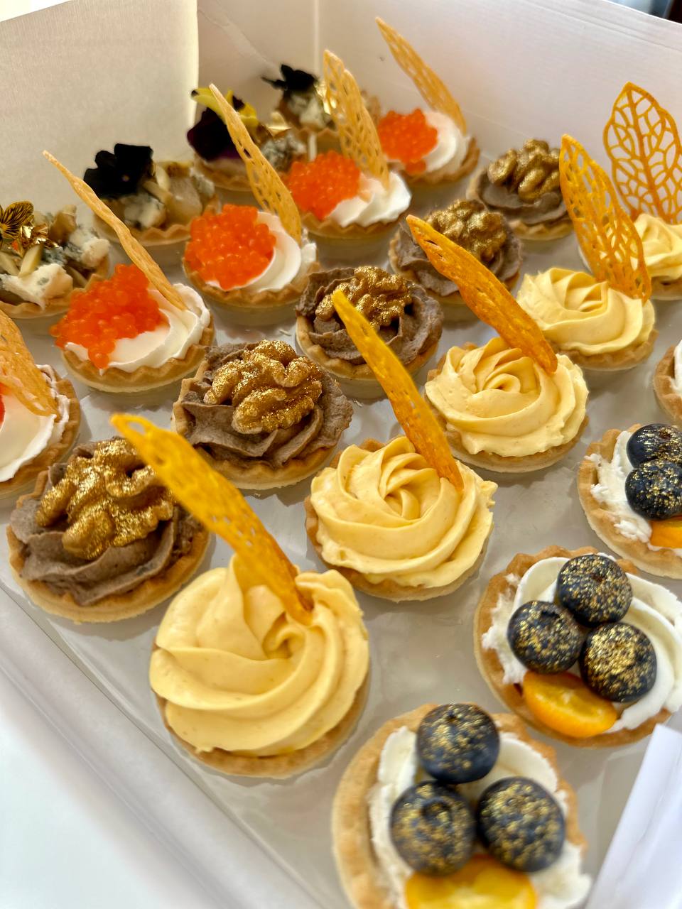 Box Gourmet Premium (with rabbit pâté and red caviar, 50 tartlets) — Gourmet tapas catering delivery in Alicante | Reina de T