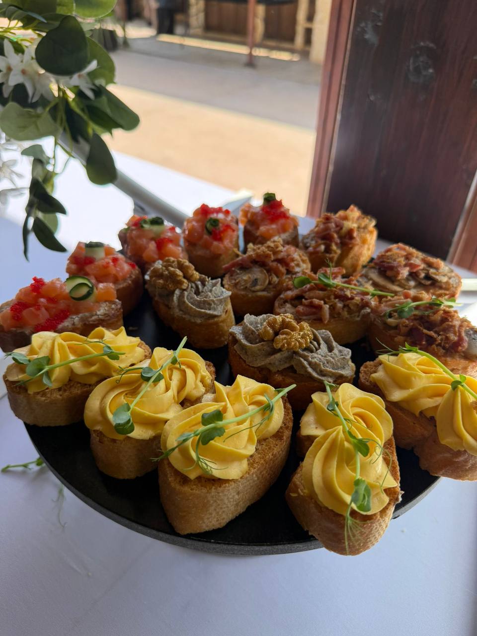 Box Crostini (foto 2) — Gourmet tapas catering delivery in Alicante | Reina de Tapas